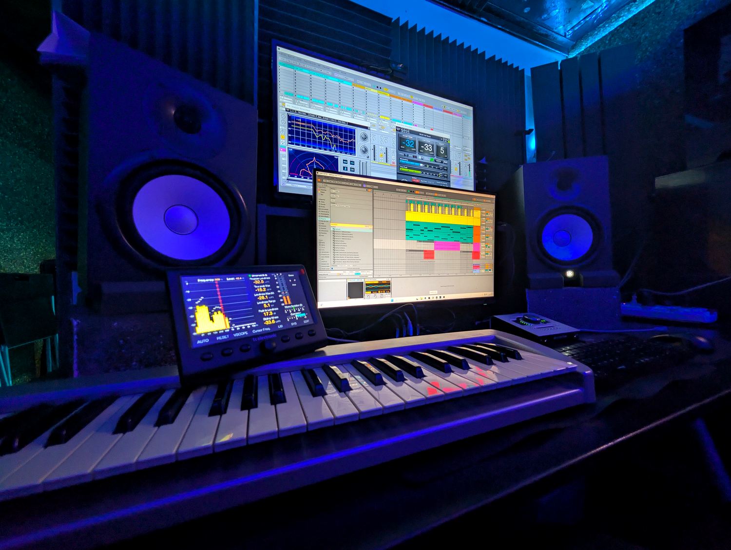 Teclado y monitores del estudio
