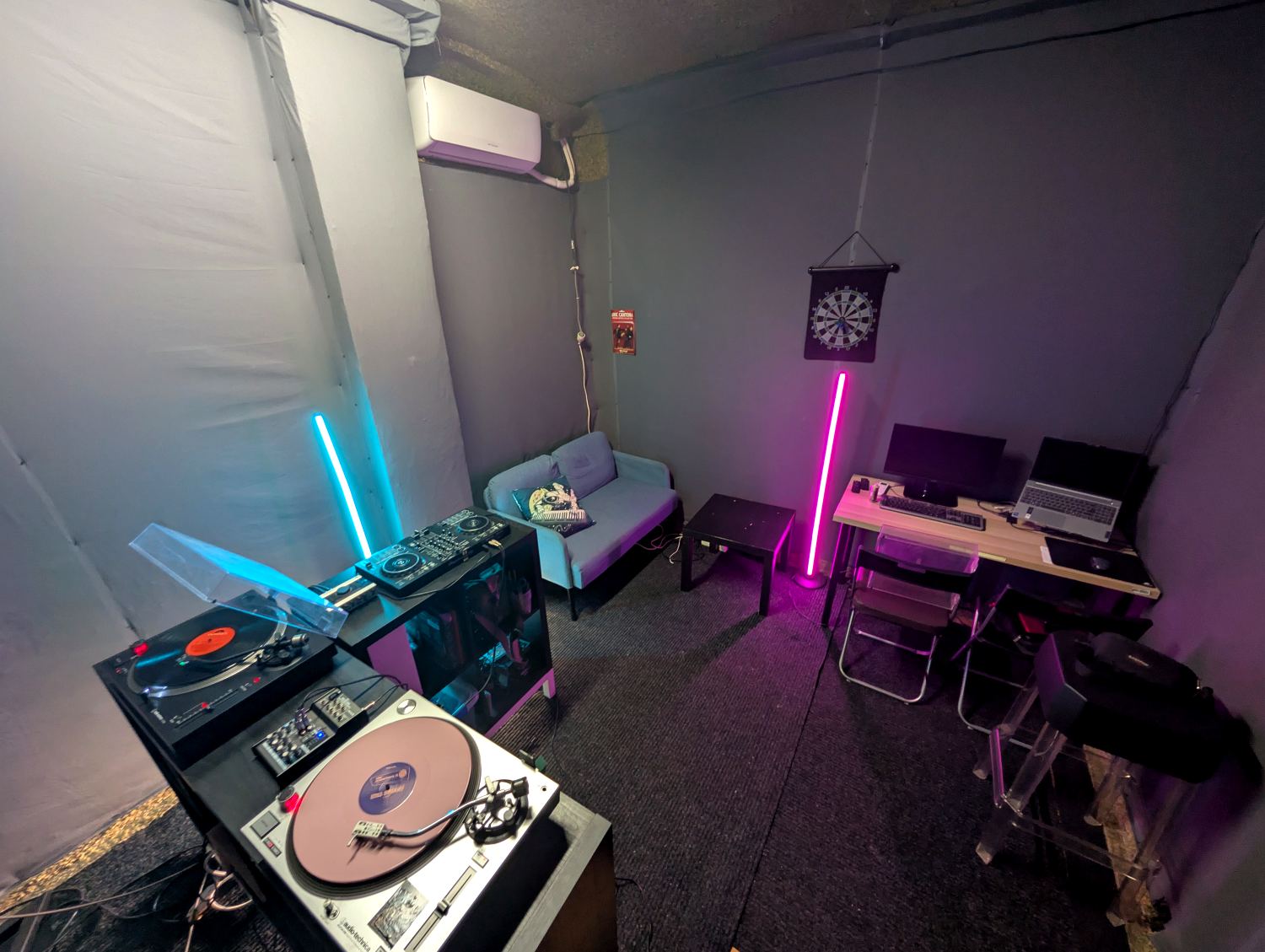 Sala de descanso con tocadiscos y sofá